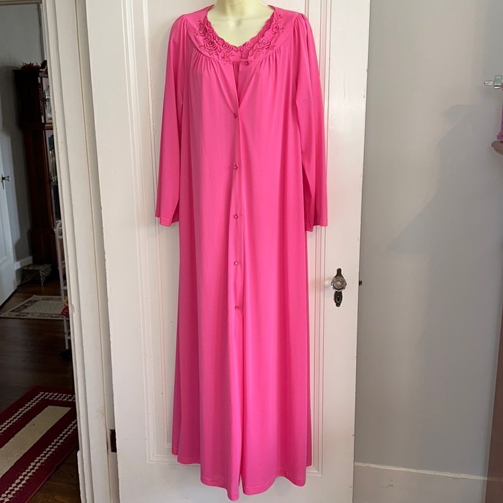 Vtg 60s/70s Shadowline bright pink robe/nightgown‎ set with embroidered neckline